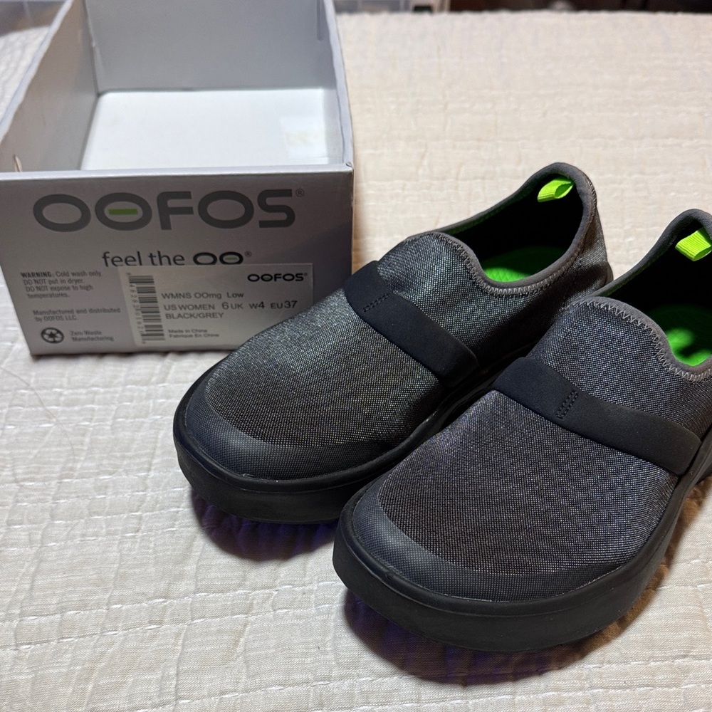 OOFOS OOmg Fibre Low women's shoe in black and grey, size 6.